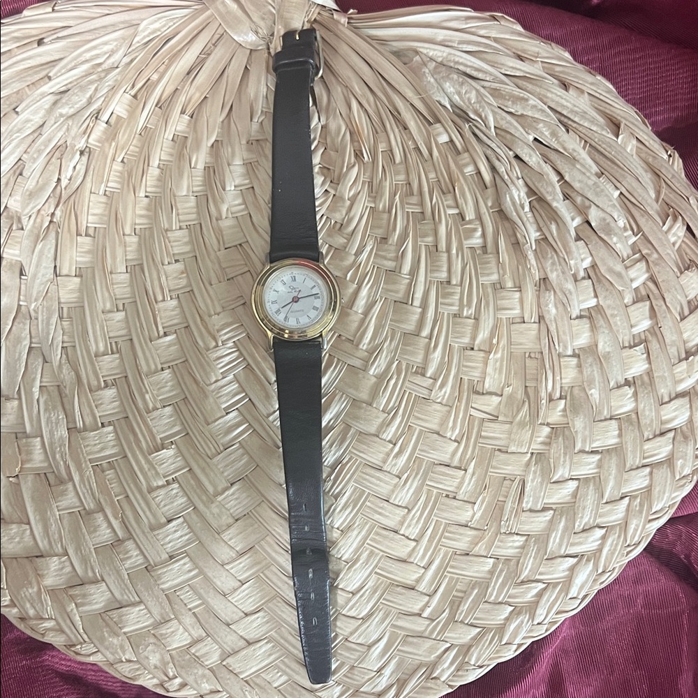 Oscar de la Renta Elegant Black and Gold Watch